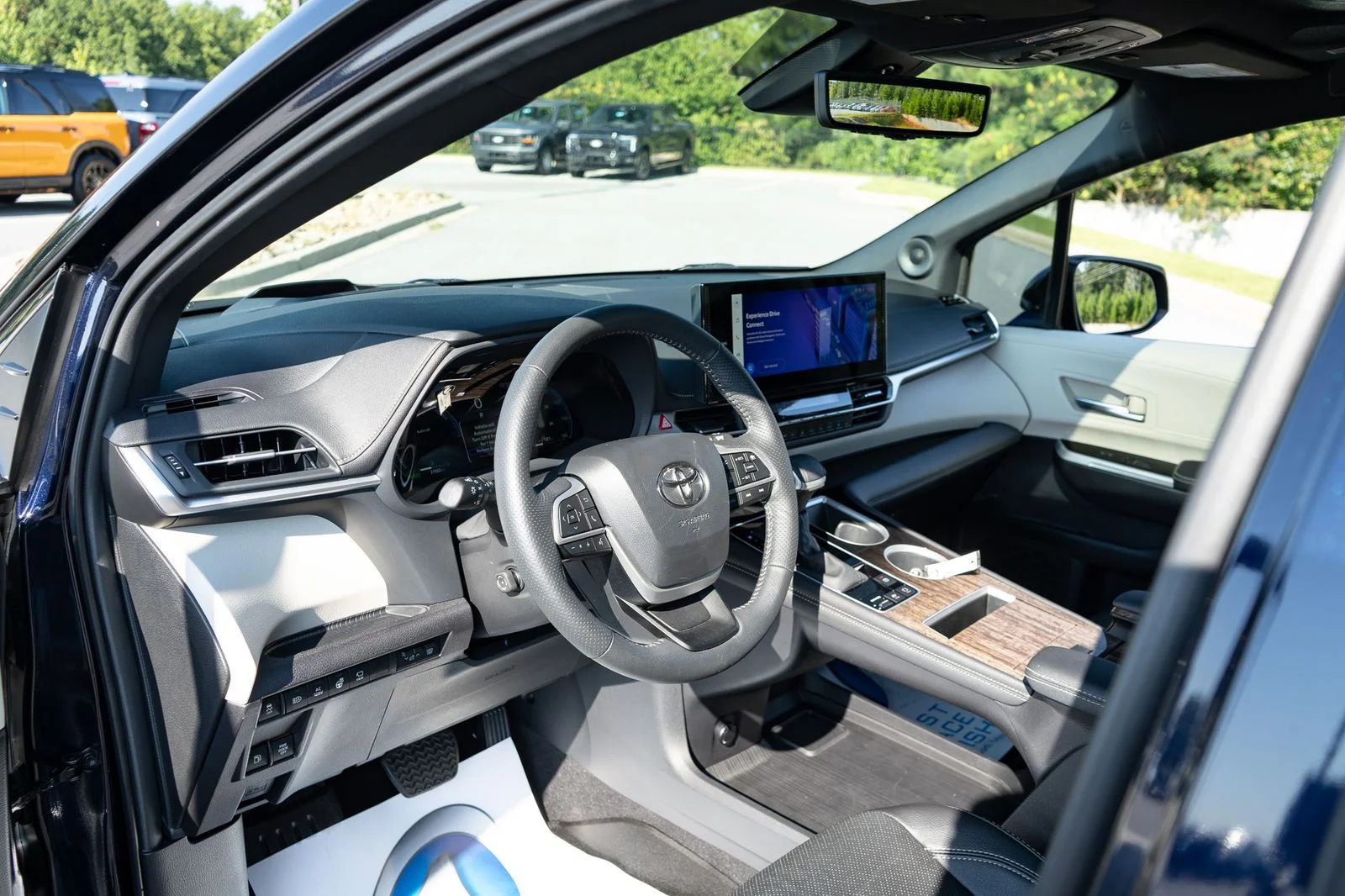 Used 2025  Toyota Platinum image 13