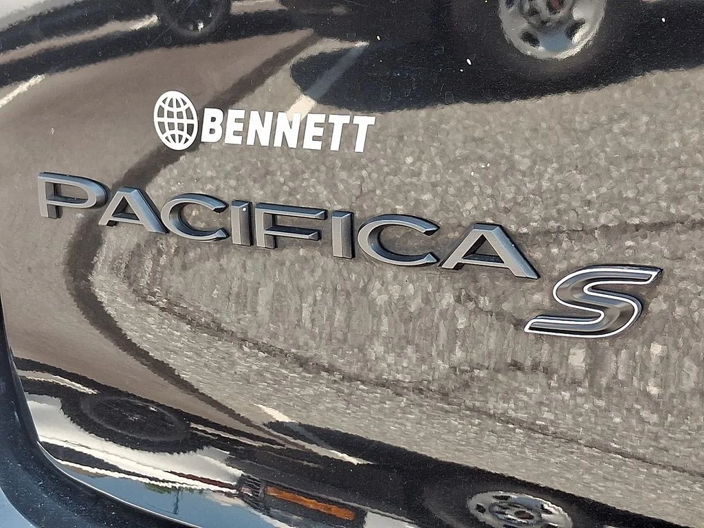 Used 2025 Black Chrysler Limited image 32