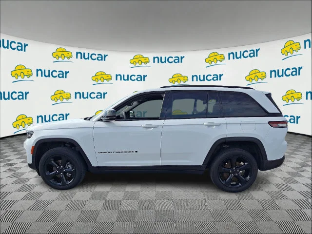 Used 2023 Bright White Clea Jeep Altitude image 4