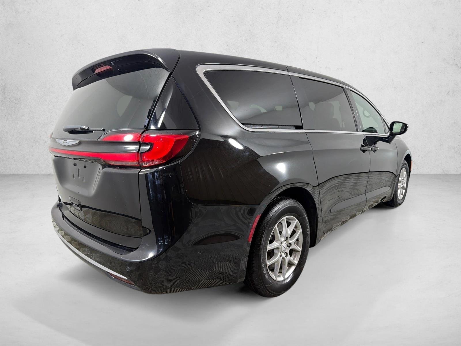 Used 2025 Diamond Black Crystal Pearlcoat Chrysler Select image 3