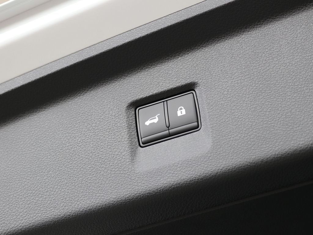 New 2026 2T RAD WHT INFINITI Sport AWD image 33