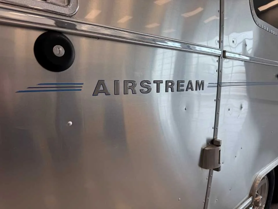 Used 2011 SILVER AIRSTREAM  image 3