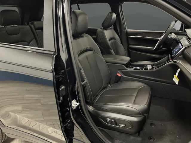 New 2026 Diamond Black Crystal Pearl-Coat Exterior Paint Jeep Limited image 31