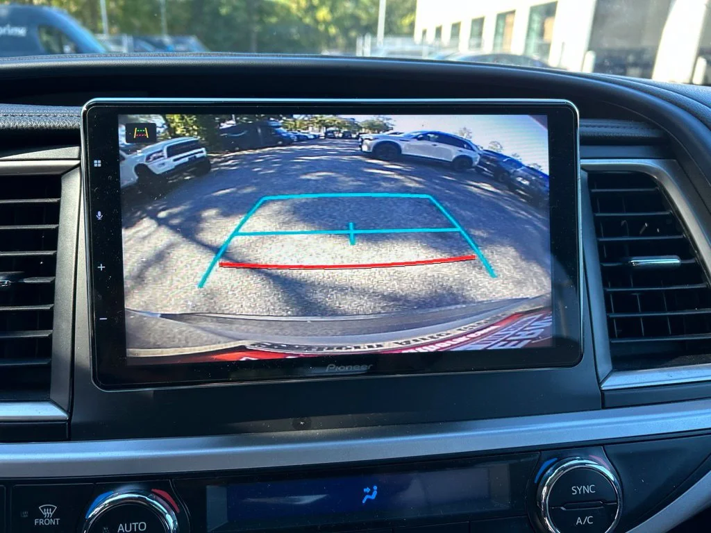 Used 2019 Silver Toyota XLE image 23