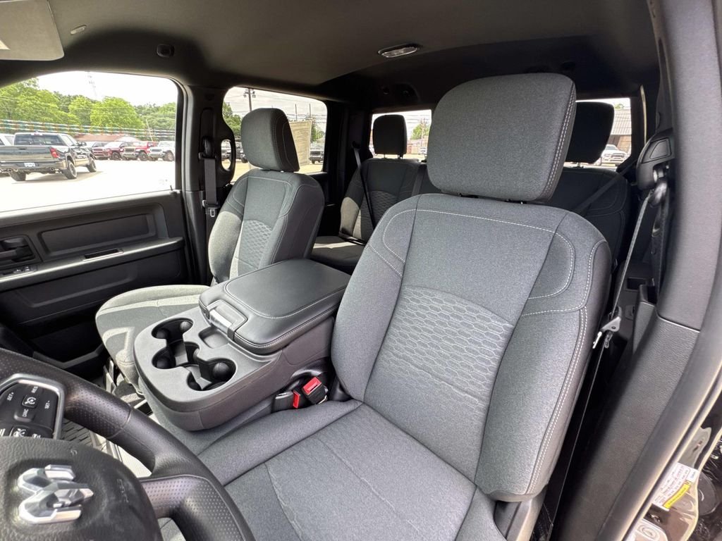New 2026 Diamond Black Crystal Pearl-Coat Exterior Paint RAM Tradesman image 51