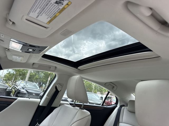 2025 Lexus ES Hybrid 300h - Photo 22