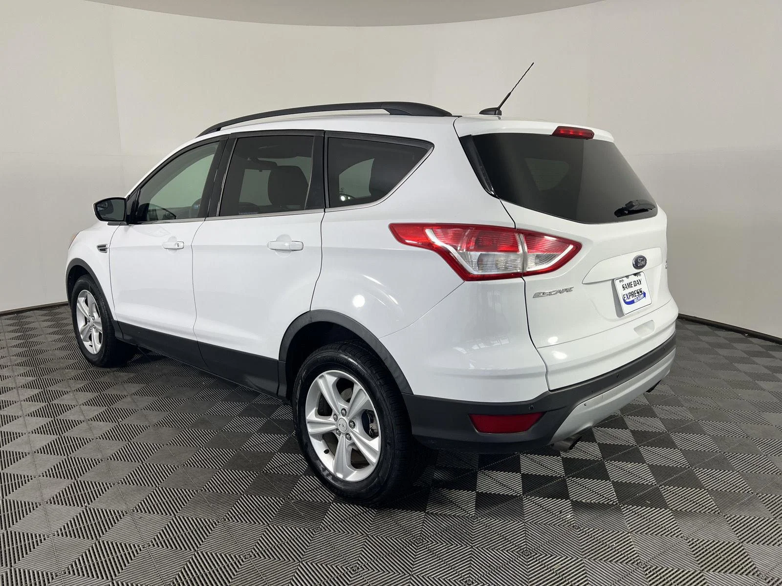 Used 2016 Wh Ford SE image 26