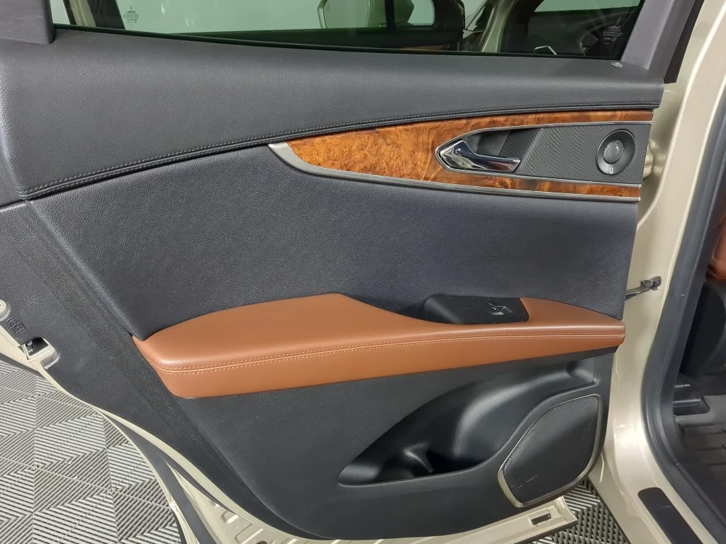 Used 2017 Tan Lincoln Reserve image 15