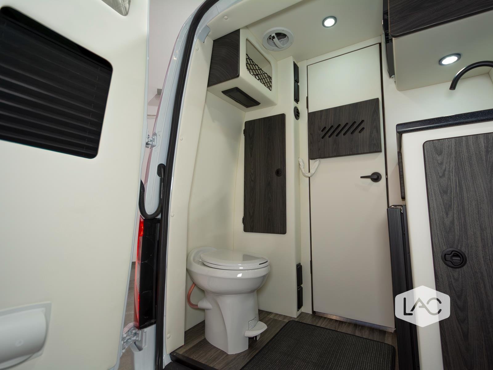 New 2026 Arctic White OGV Luxury Coach AWD (10OBA)10-Pass*ADV Wheel Pkg*PetSafe image 20