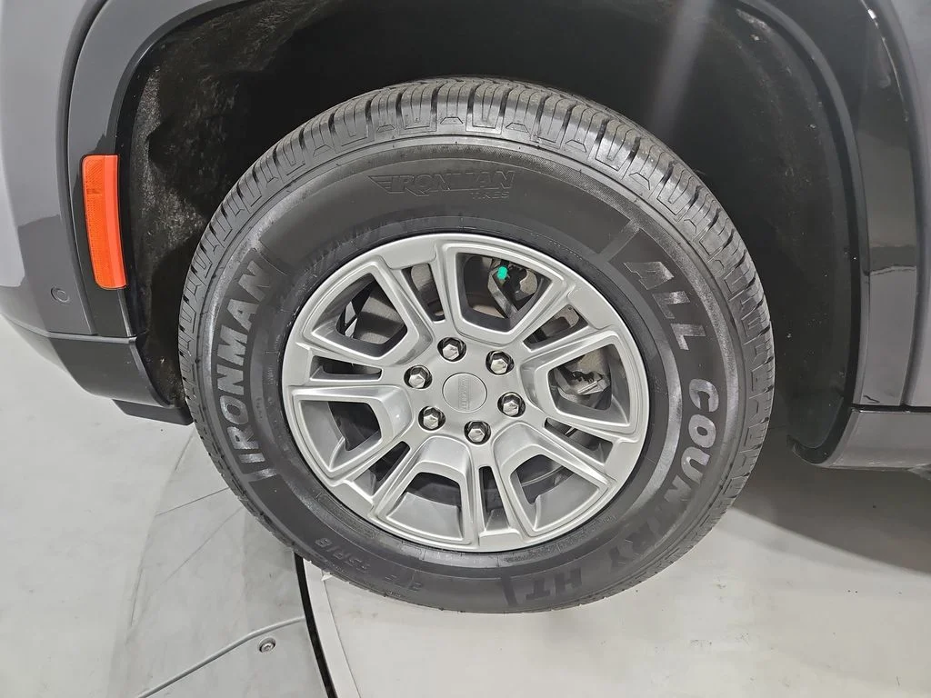 Used 2023 Gray Jeep Base image 27