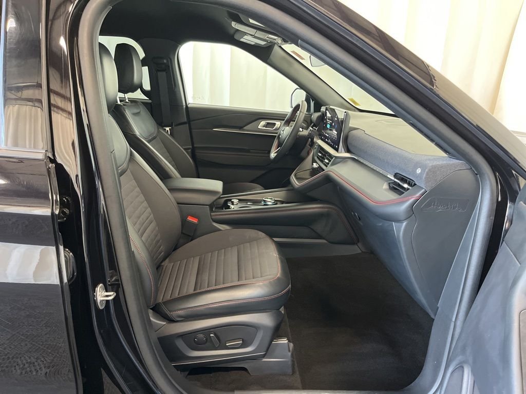 Used 2025 Agate Black Metallic Ford ST-Line image 19