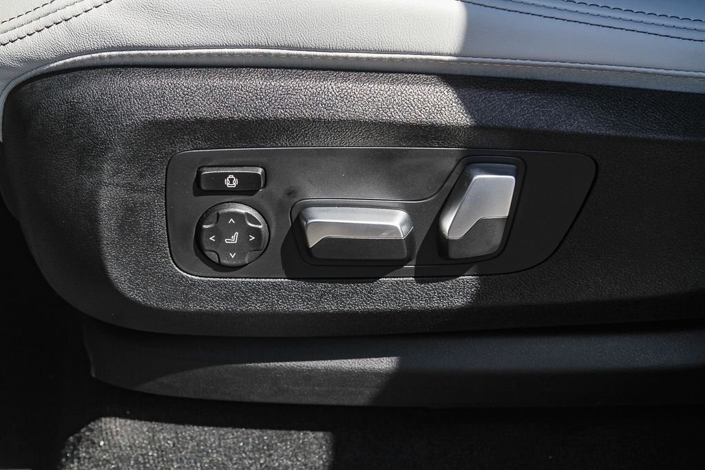 New 2026 Dravit Grey Metallic BMW xDrive50e image 17