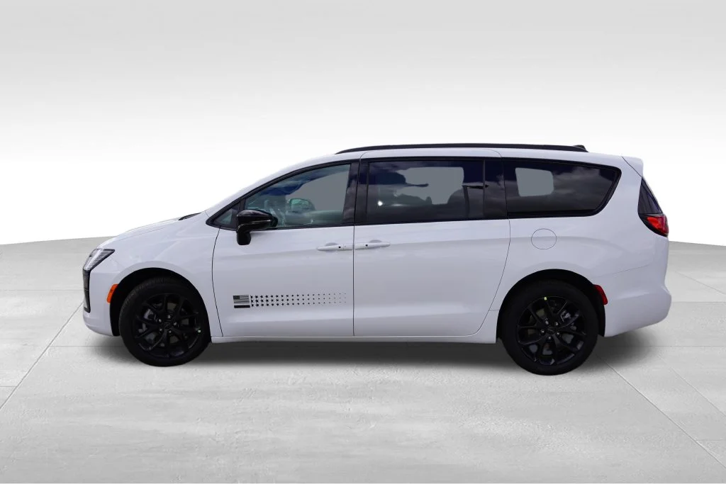 New 2027 Bright White Clear-Coat Paint Chrysler Select image 6