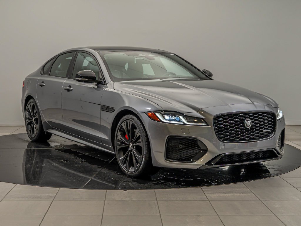 Used 2024 Eiger Gray Metallic Jaguar R-Dynamic SE image 3