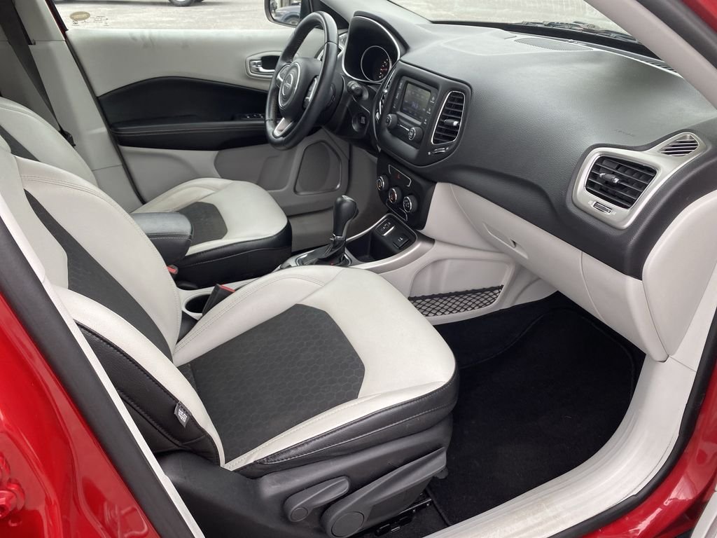 Used 2018 Redline Pearlcoat Jeep Latitude image 29