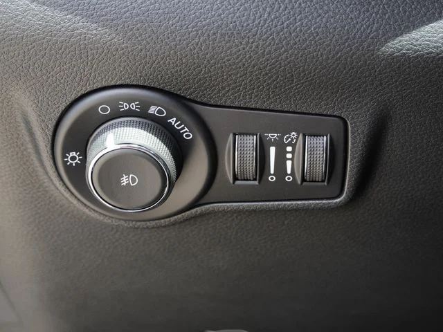 New 2026 Fathom Blue Pearl-Coat Exterior Paint Jeep Latitude image 21