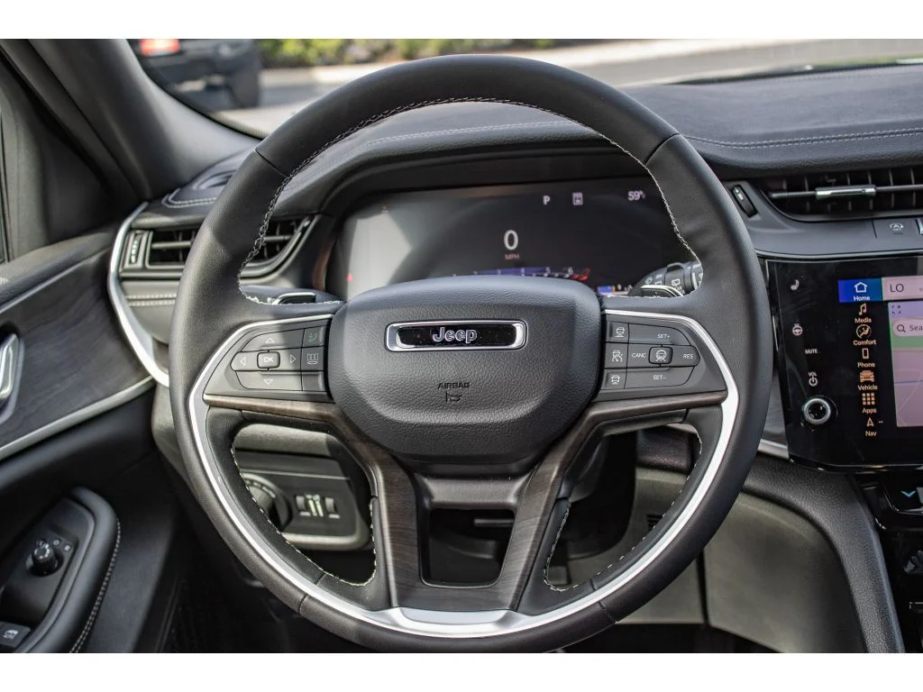 New 2026 SILVER ZYNITH Jeep Laredo Altitude image 38