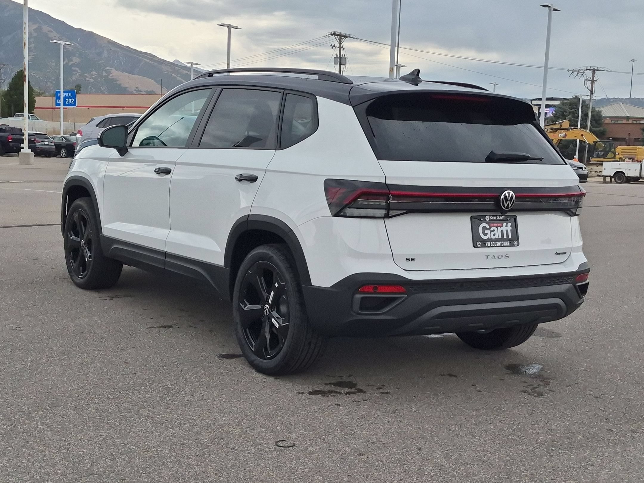New 2026 Pure White w/Deep Blk Rf Volkswagen SE Black image 5