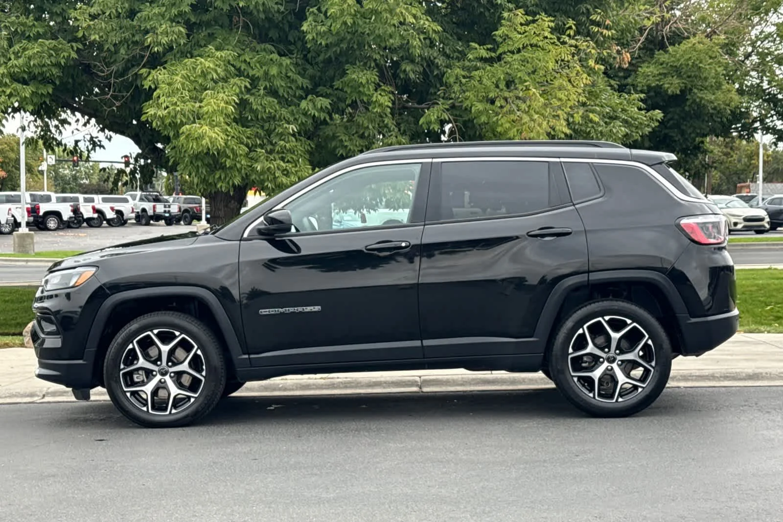 Certified Used 2025 Diamond Black Jeep Limited image 5