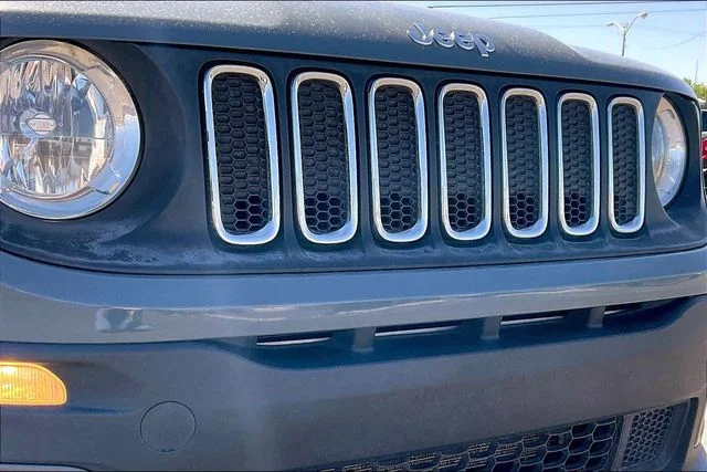 Used 2018 Gray Jeep Latitude image 31