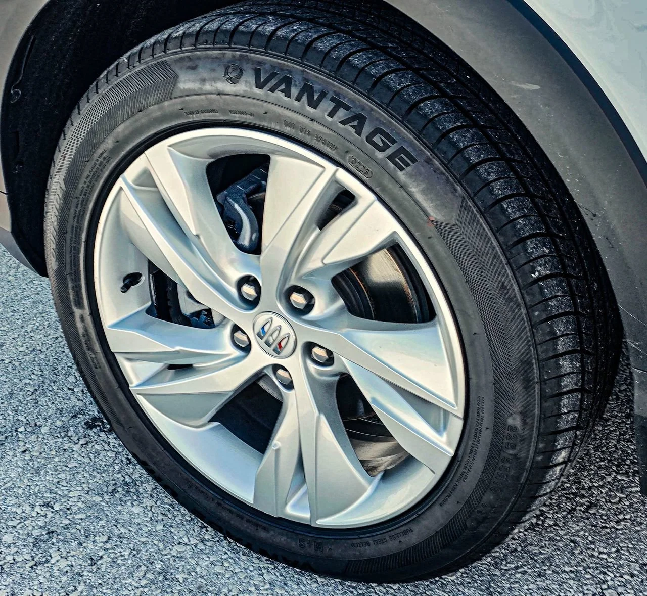 Used 2025 Summit White Buick Preferred image 6