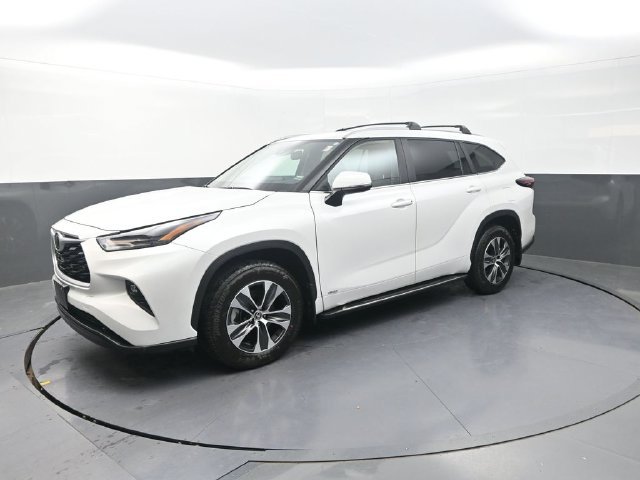 Used 2026 Beige Toyota XLE image 3