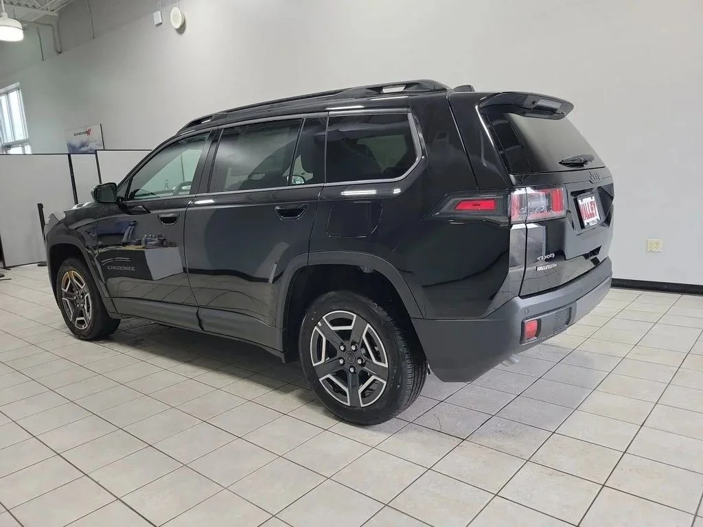 New 2026 Diamond Black Crystal Pearl-Coat Exterior Paint Jeep Laredo image 4