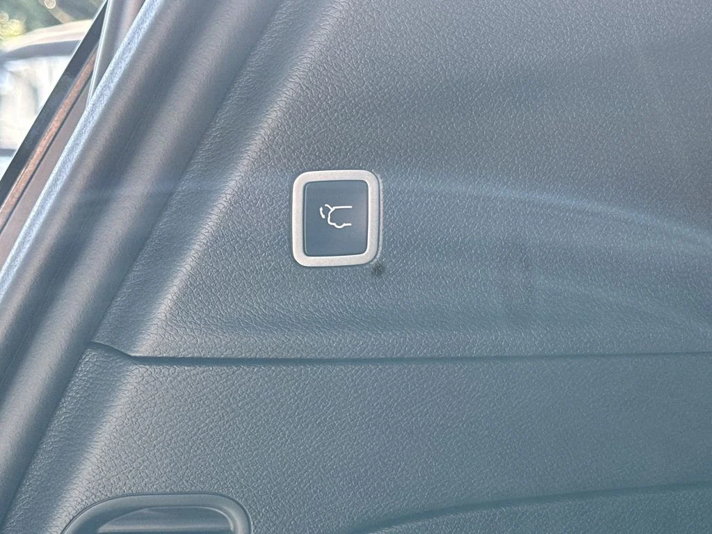 New 2026 Bright White Clear-Coat Exterior Paint Chrysler Select image 9