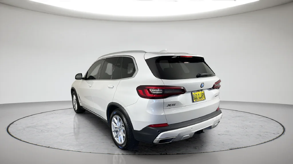 Used 2021 White BMW xDrive40i image 10