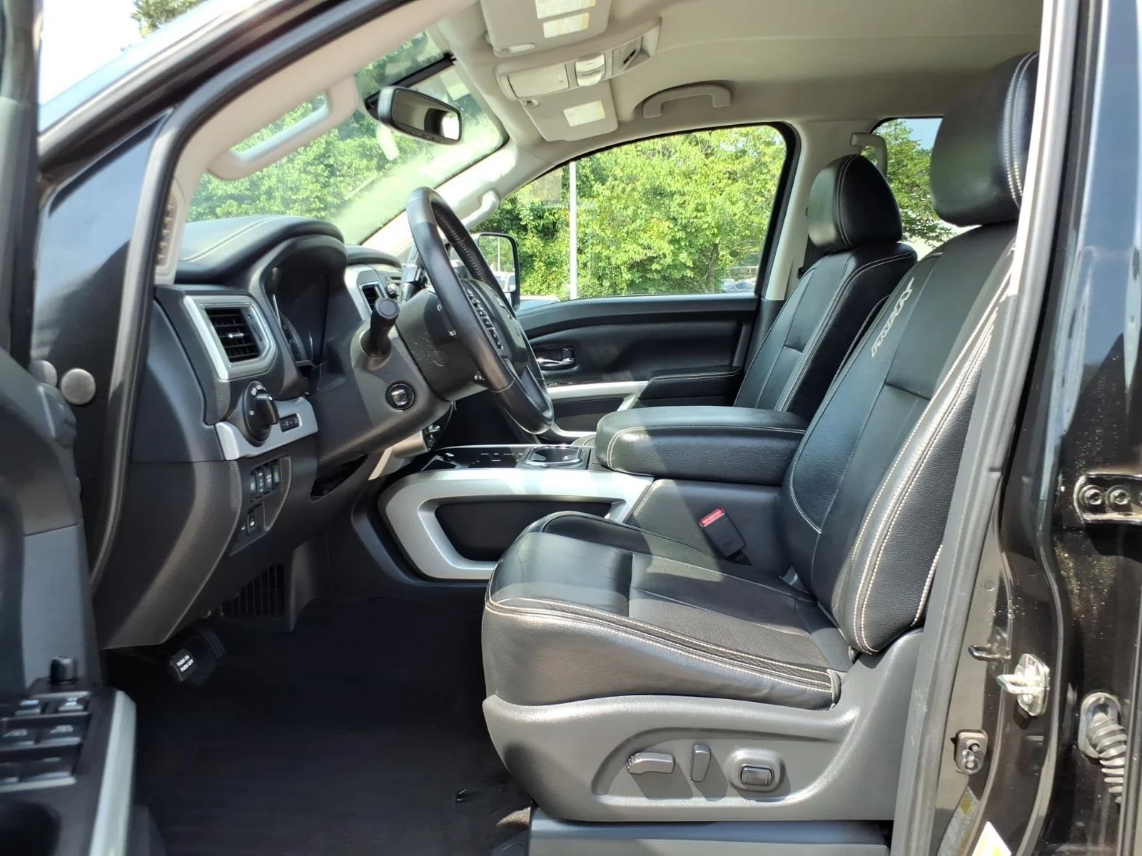 Used 2019 Magnetic Black Metallic Nissan PRO-4X image 11