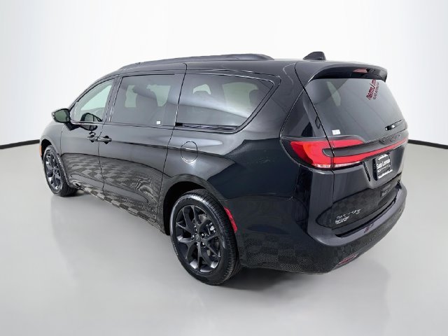 New 2027 Diamond Black Crystal Pearl-Coat Paint Chrysler Limited image 5