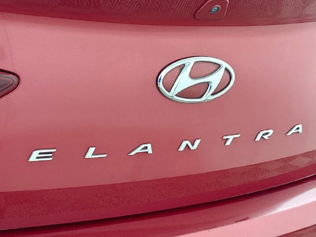 Used 2020 Red Hyundai SE image 24