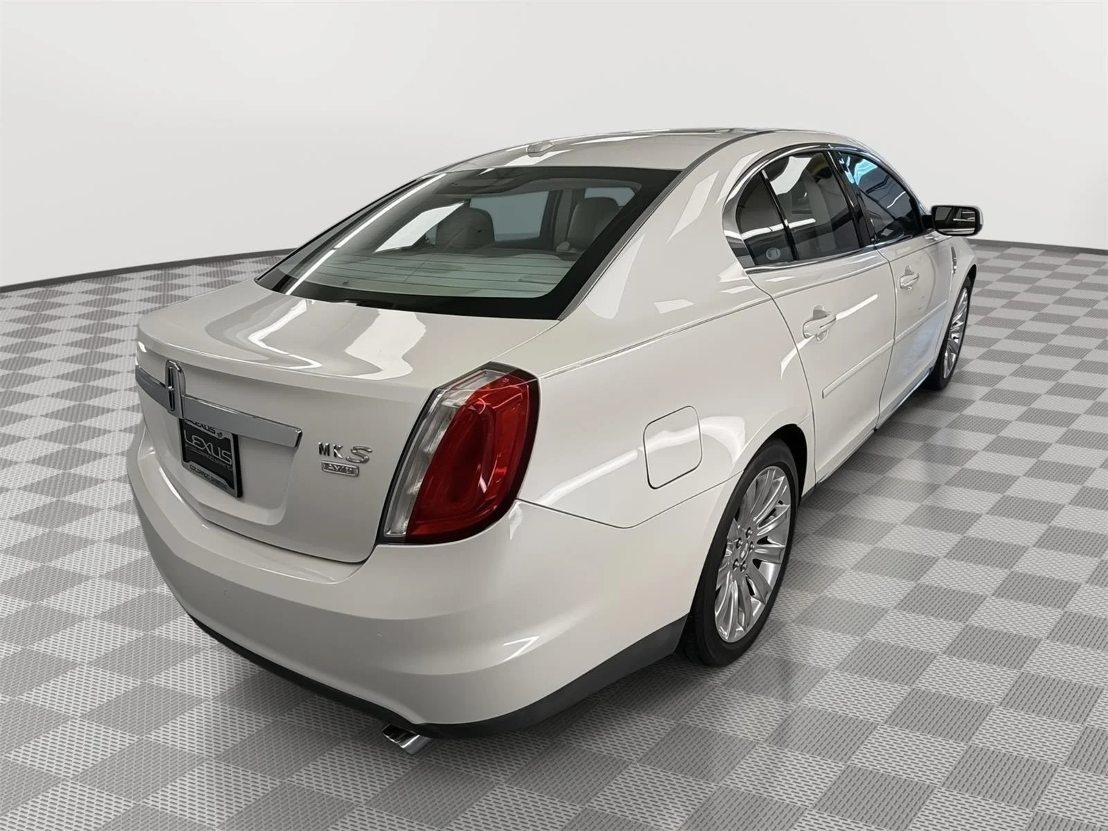 Used 2011 White Platinum Metallic Tri-Coat Lincoln Base image 7