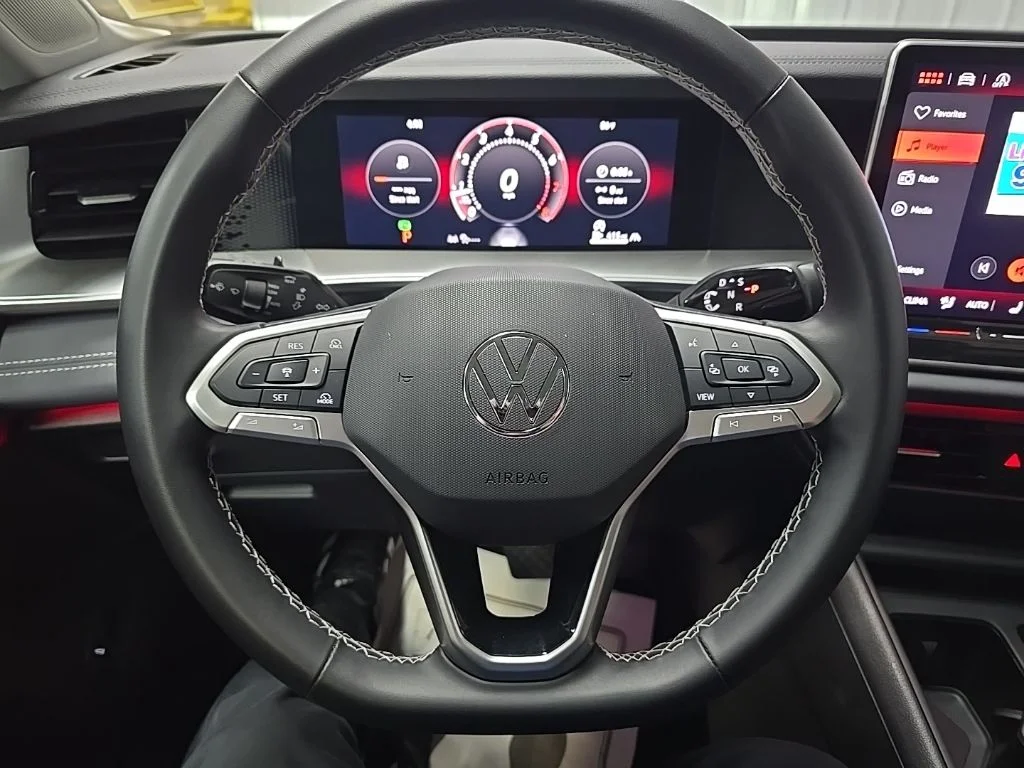 Used 2025 Black Volkswagen 2.0T SE image 19