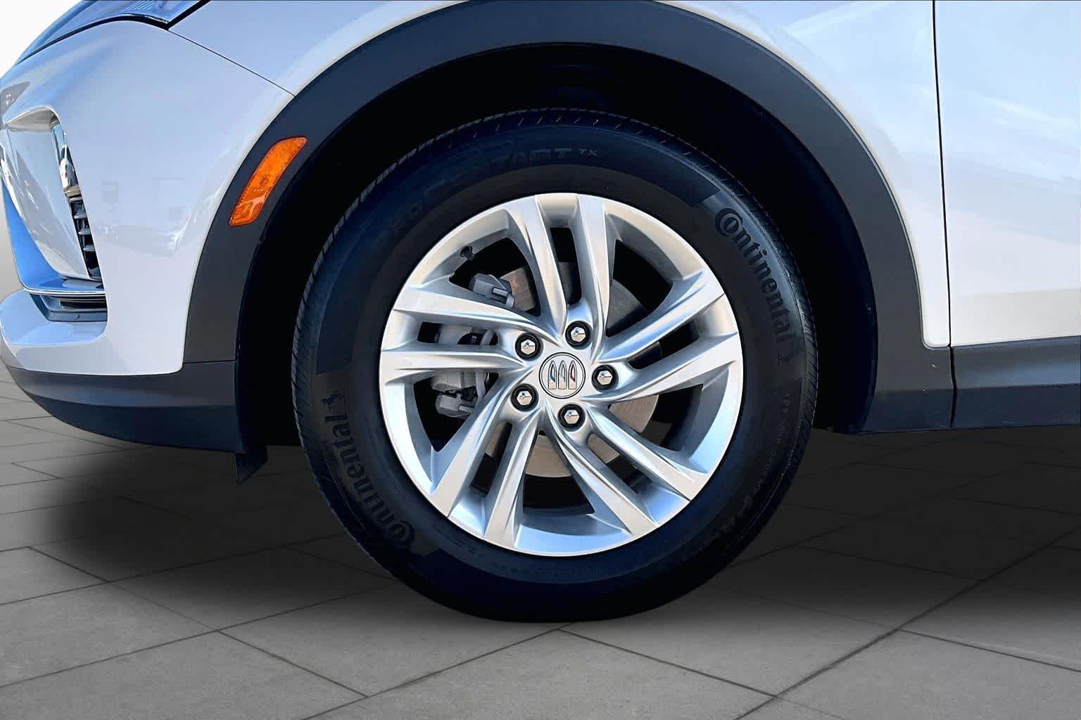 Used 2024 White Frost Tricoat Buick Preferred image 10