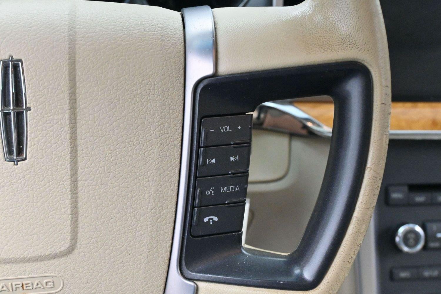 Used 2012 White Platinum Metallic Tricoat Lincoln 4dr Sdn FWD image 19