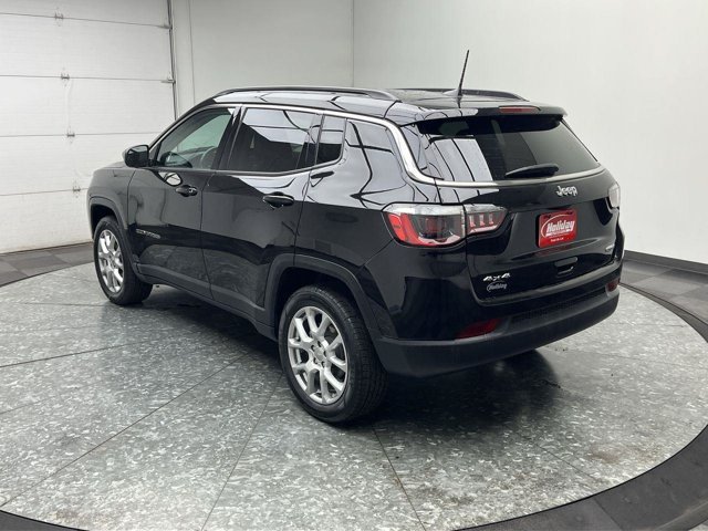 Used 2022 Diamond Black Crystal Pearlcoat Jeep Latitude Lux image 2