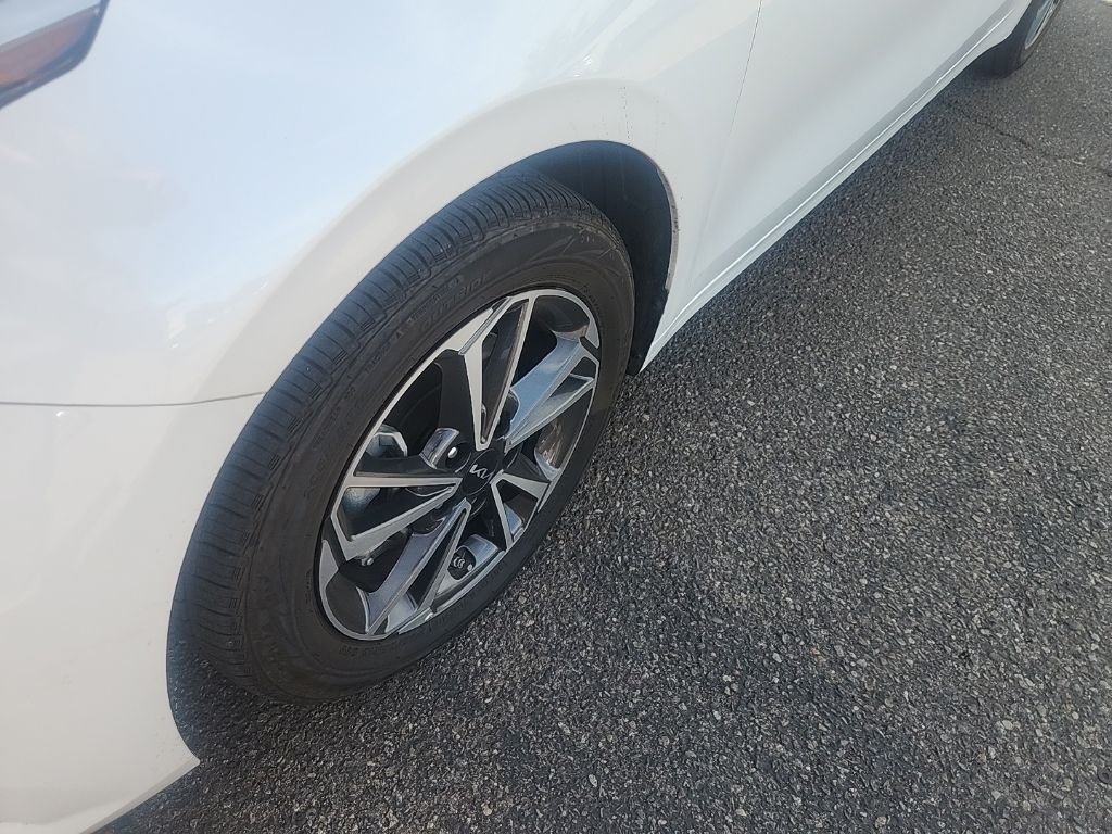Used 2023 White Kia LXS image 8