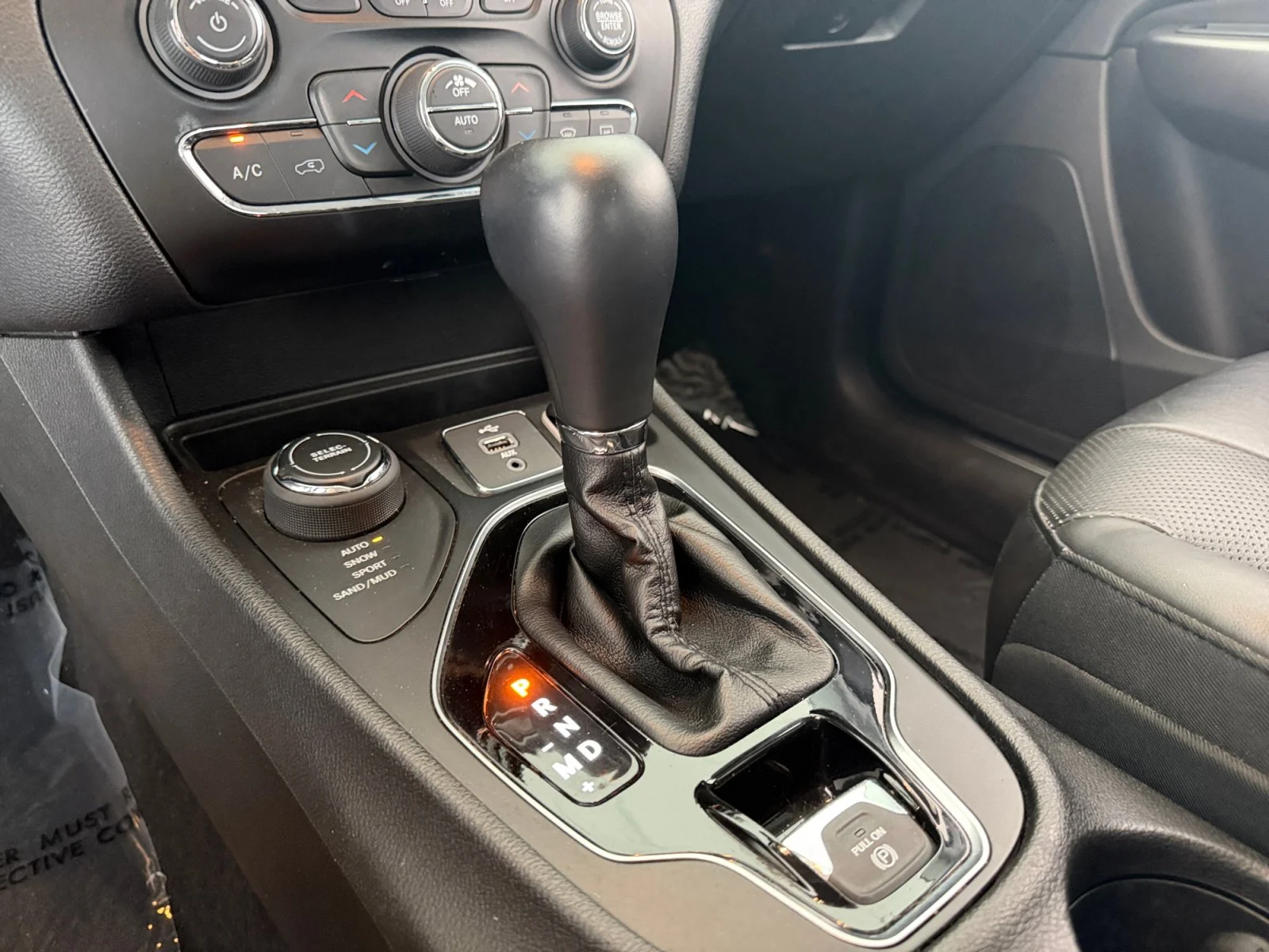 Used 2019 Bright White Clearcoat Jeep Limited image 23