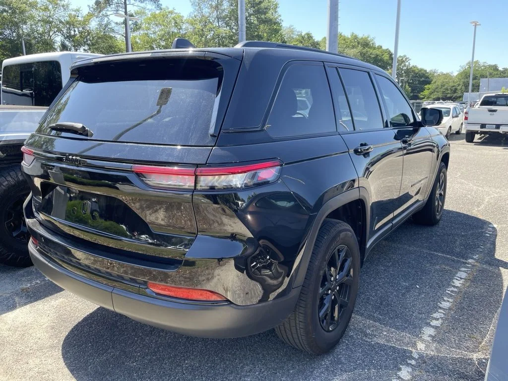 Used 2025 Black Jeep Altitude X image 5
