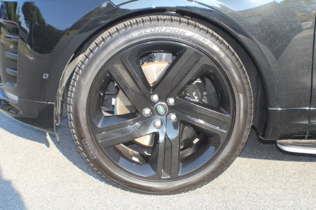 Used 2024 Black Land Rover Metropolitan Edition image 5