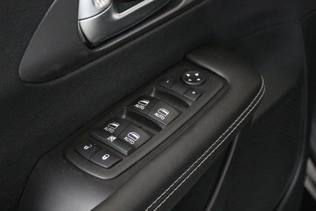 New 2026 Diamond Black Crystal Pearl-Coat Exterior Paint Chrysler Select image 13