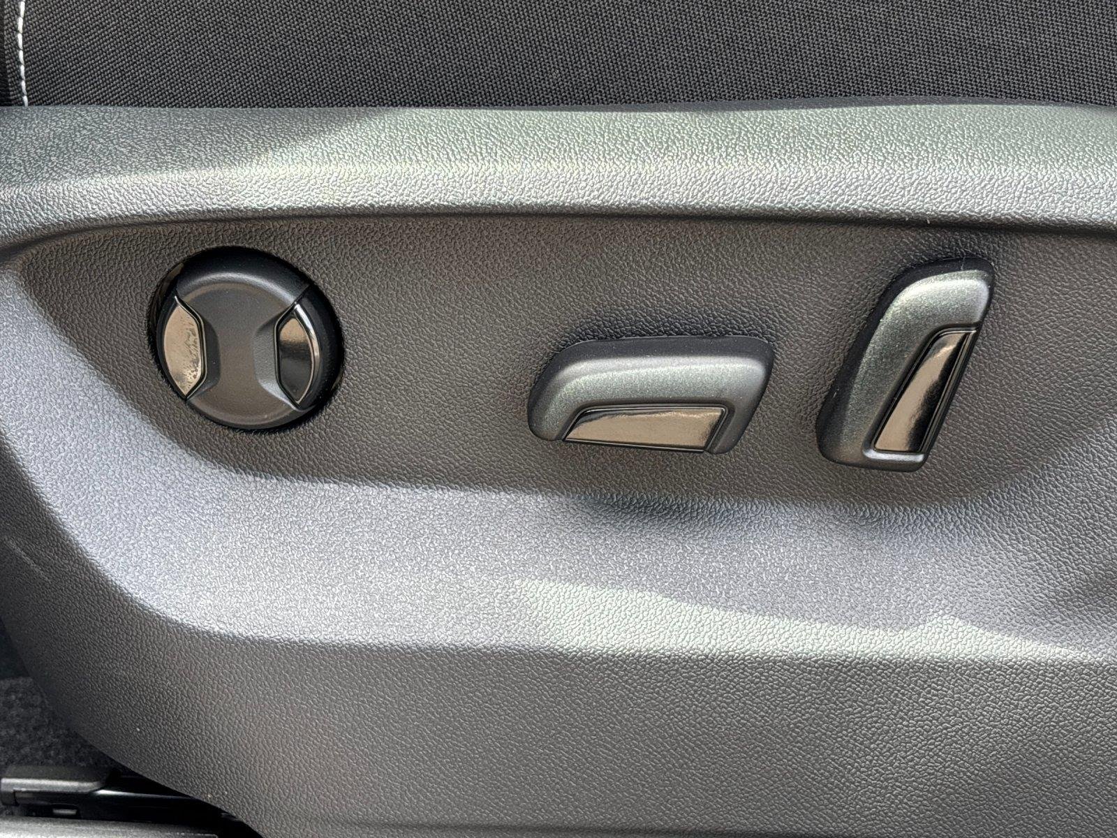 2025 Volkswagen Atlas SE w/Tech - Photo 16