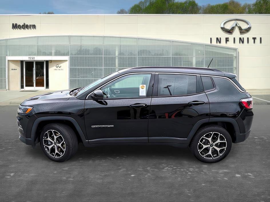 Used 2025 Diamond Black Crystal Pearlcoat Jeep Limited image 38