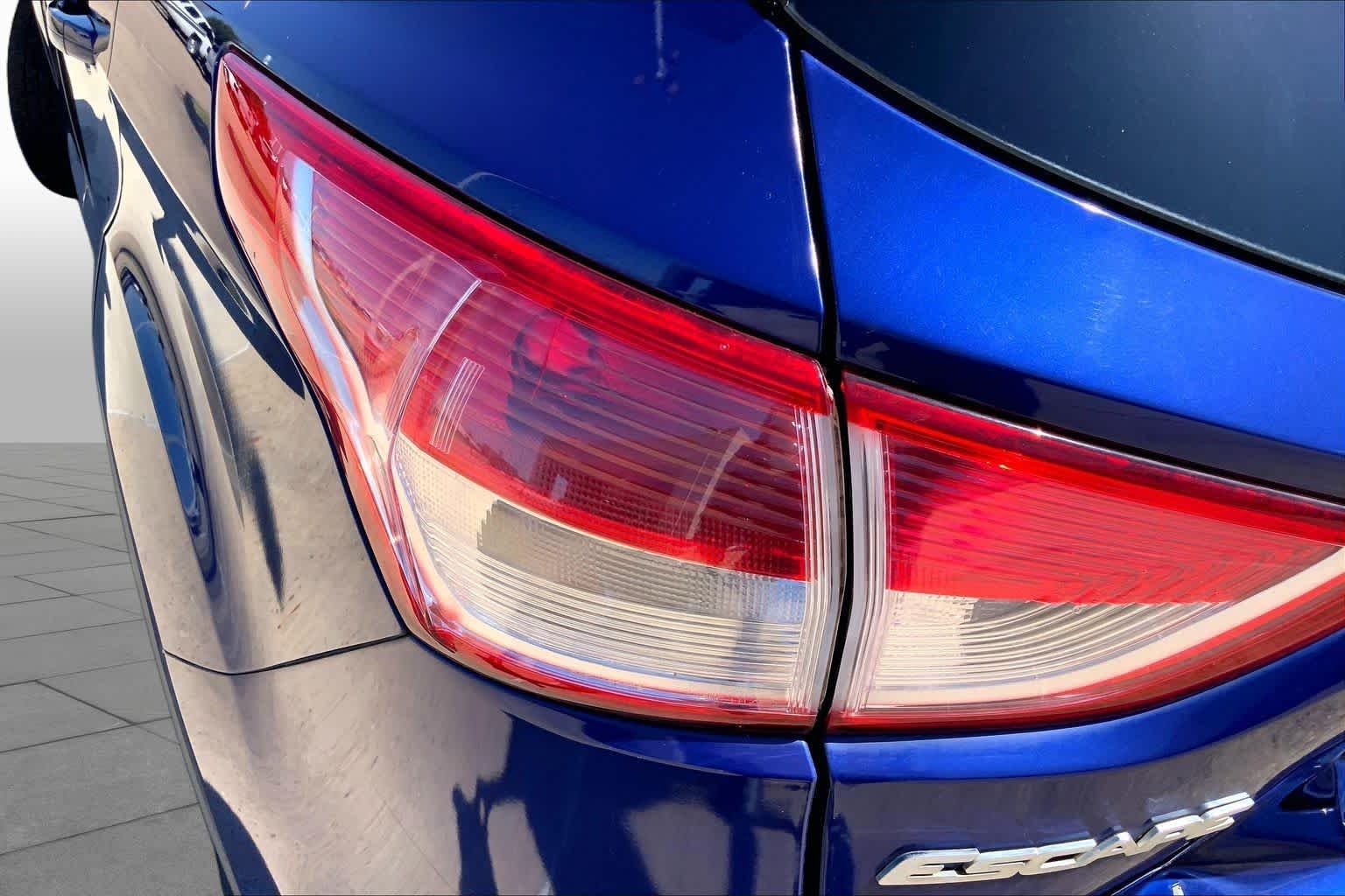 Used 2015 Blue Ford SE image 28