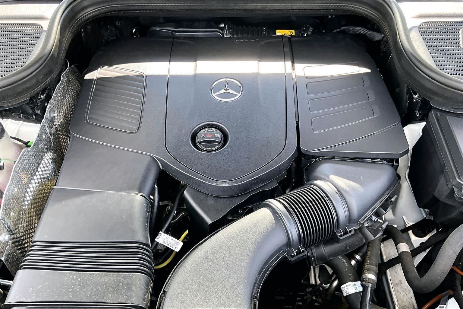 Used 2025 Polar White Mercedes-Benz GLE 450e image 33