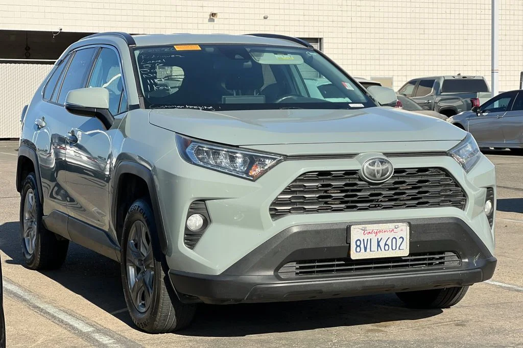 Used 2020  Toyota XLE image 2