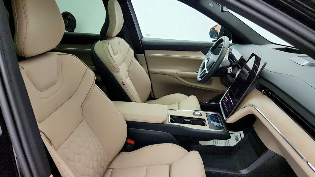 Used 2025 Onyx Black Metallic Volvo Twin Motor Performance Plus 6-Seater w/ Panoramic Roof image 24