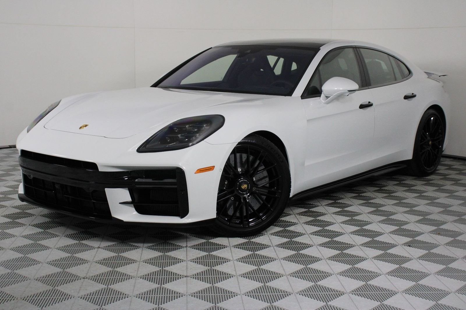 2026 Porsche Panamera GTS's photo
