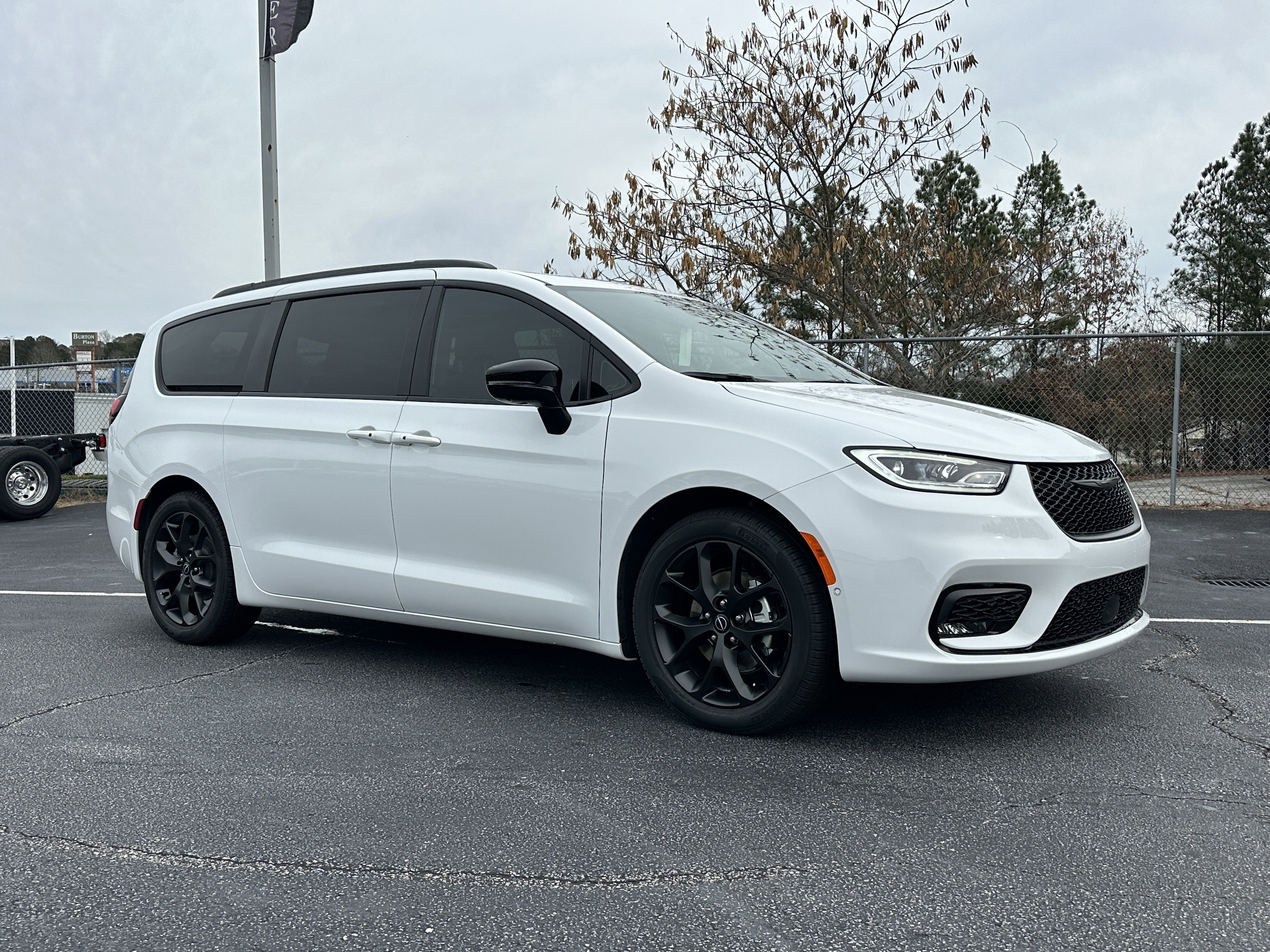 New 2026 Bright White Clear-Coat Exterior Paint Chrysler Limited image 2